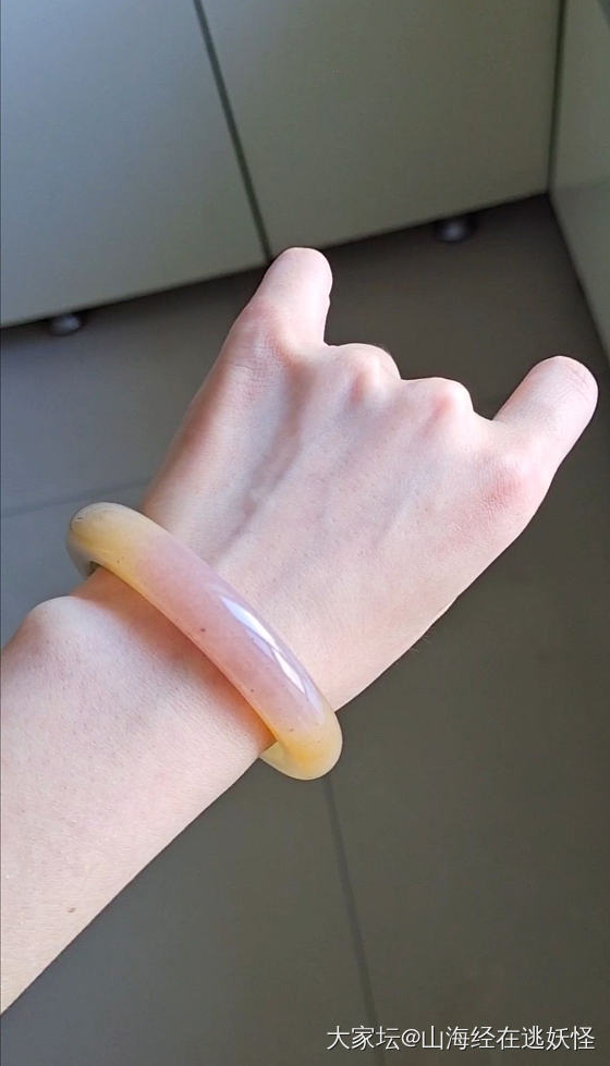 佘太翠水蜜桃手镯_玉石