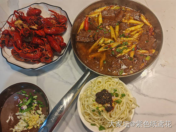 辣卤小龙虾配凉面。_美食