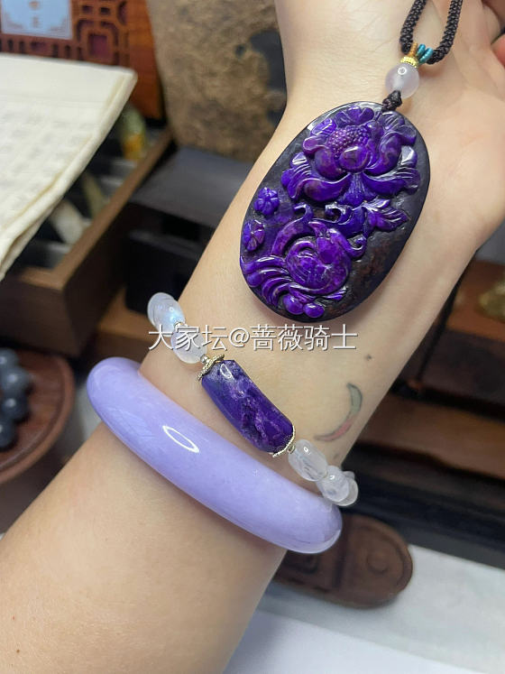 舒俱来和翡翠的紫，喜欢那种紫？_手镯吊坠翡翠