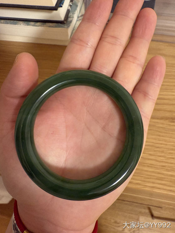 八年前买的镯子了，刚刚翻出来当时也不懂看着投缘就买了，这个怎么样啊。_和田玉