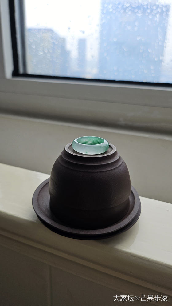 去年5月入坑的独龙玉，一年下来了还是喜欢的，手镯也没什么变化，回头看当时的价格也..._手饰玉石