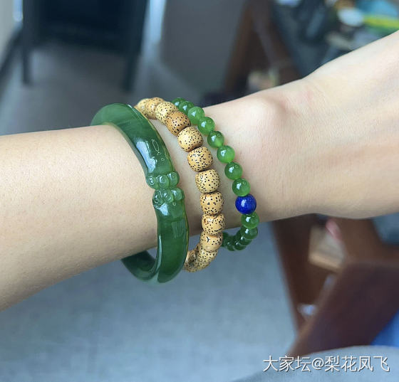 今天戴一波浅浅绿_搭配和田玉