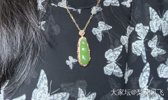 今天戴一波浅浅绿_搭配和田玉