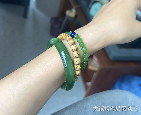 今天戴一波浅浅绿_搭配和田玉