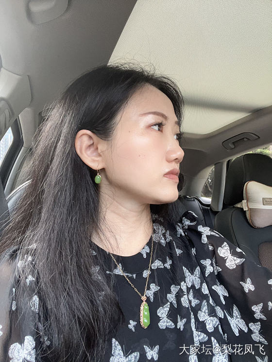 今天戴一波浅浅绿_搭配和田玉