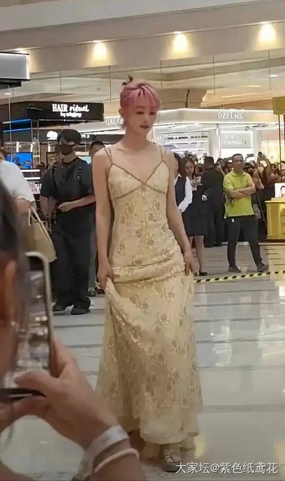 女星穿一条吊带裙子👗为什么会被嘲？_娱乐八卦