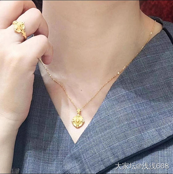 现在的项链都这么轻的么？_项链金