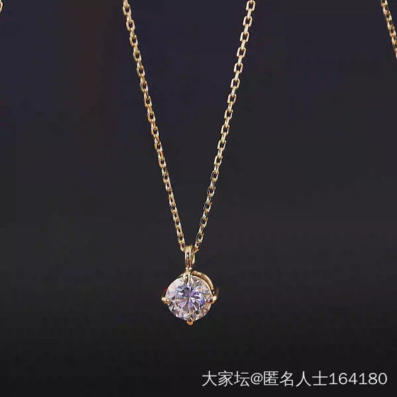 大家觉得这两对耳环哪一对配这个项链比较好看？