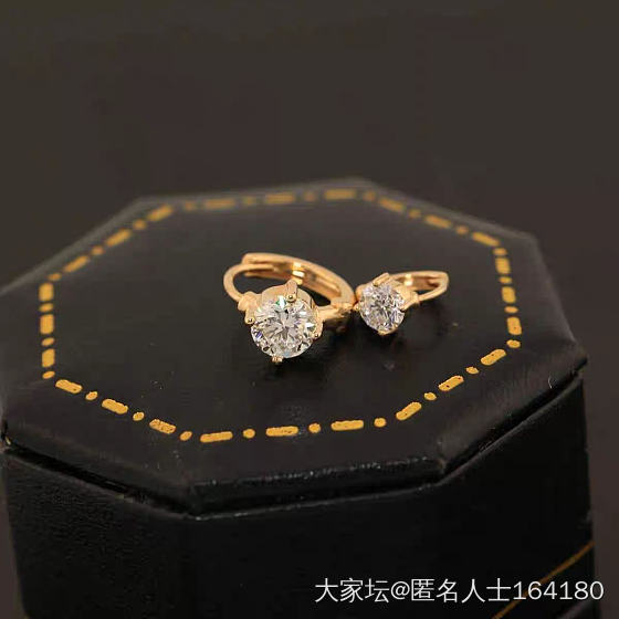 大家觉得这两对耳环哪一对配这个项链比较好看？