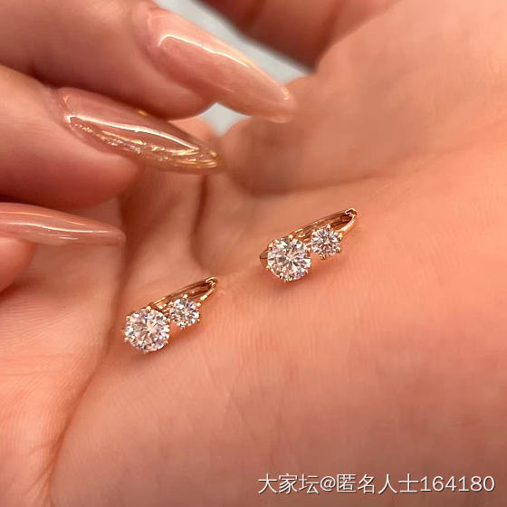大家觉得这两对耳环哪一对配这个项链比较好看？