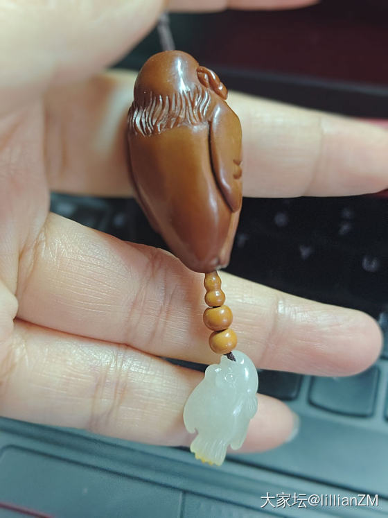 摸鱼中，拍拍手机链_和田玉
