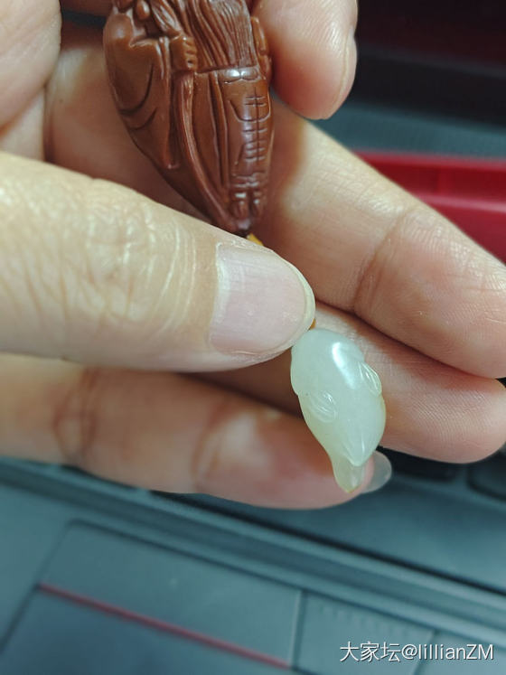 摸鱼中，拍拍手机链_和田玉