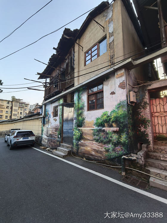 生活在这小山城，无意中发现这满墙的暖意。_闲聊