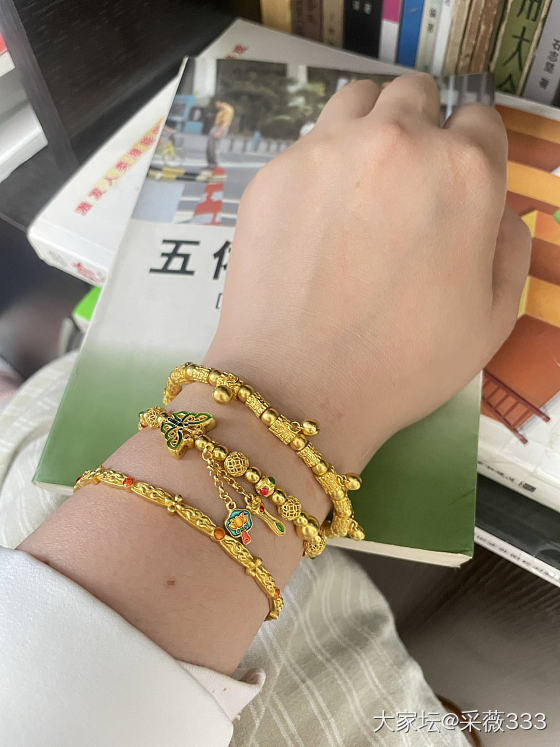 像不像黄铜 高溢价买的彩色 点点难受