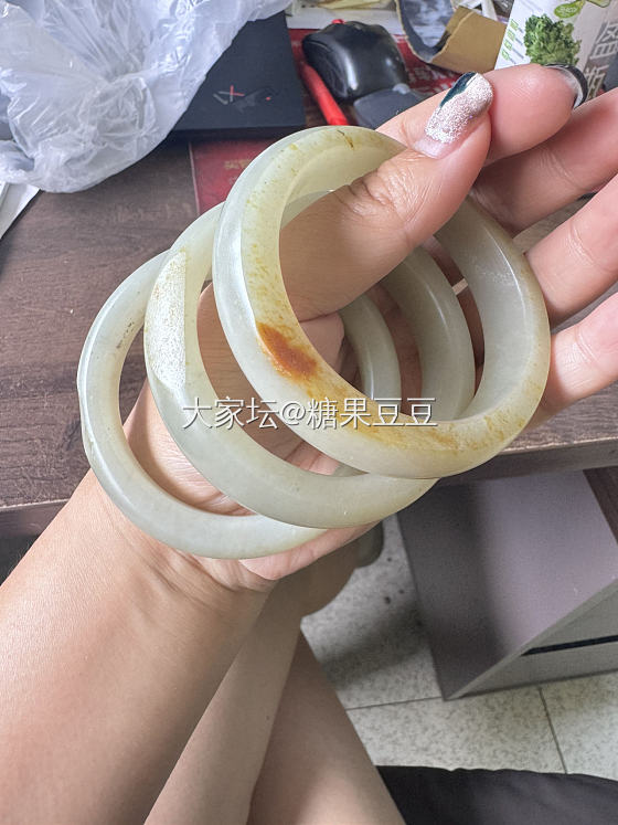 出3个56左右圈口的籽料带皮手镯_和田玉