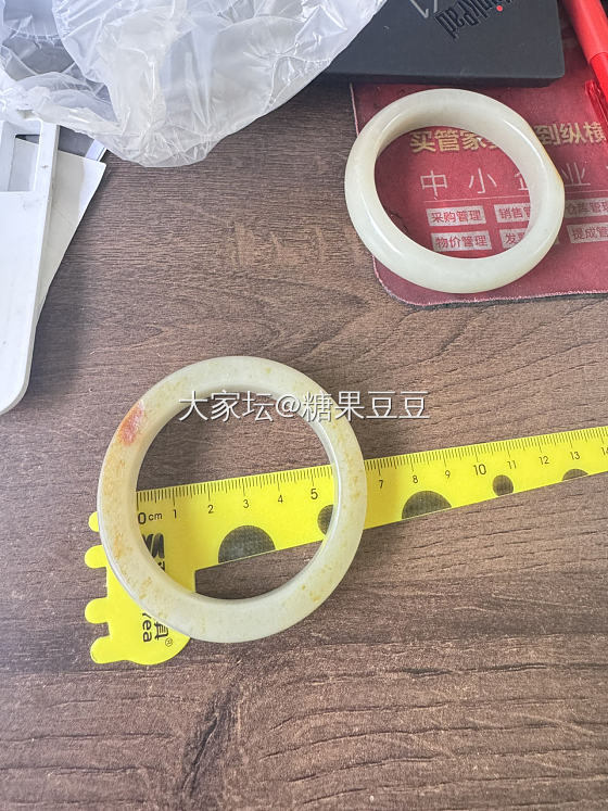出3个56左右圈口的籽料带皮手镯_和田玉