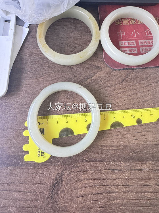 出3个56左右圈口的籽料带皮手镯_和田玉