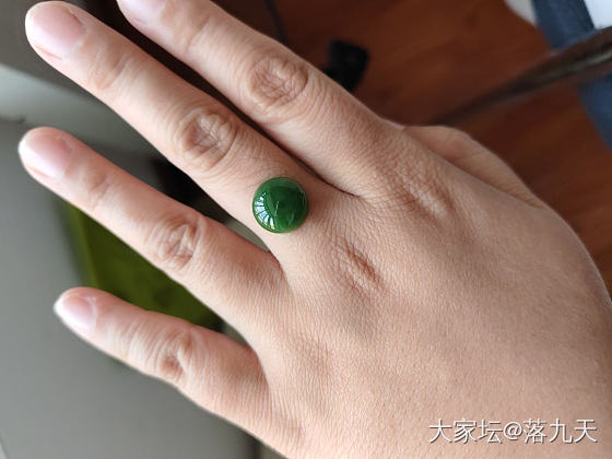 12mm完美肉底辣阳绿圆蛋面_和田玉