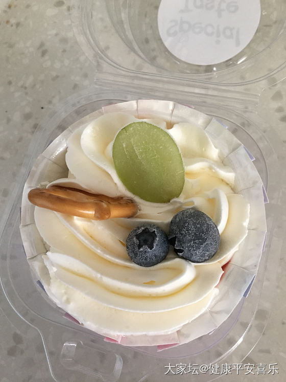 这你受得了吗，把自己宠成宝宝，吃了个小蛋糕和榴莲，蛋糕榴莲精神面貌如图满足哈哈_美食