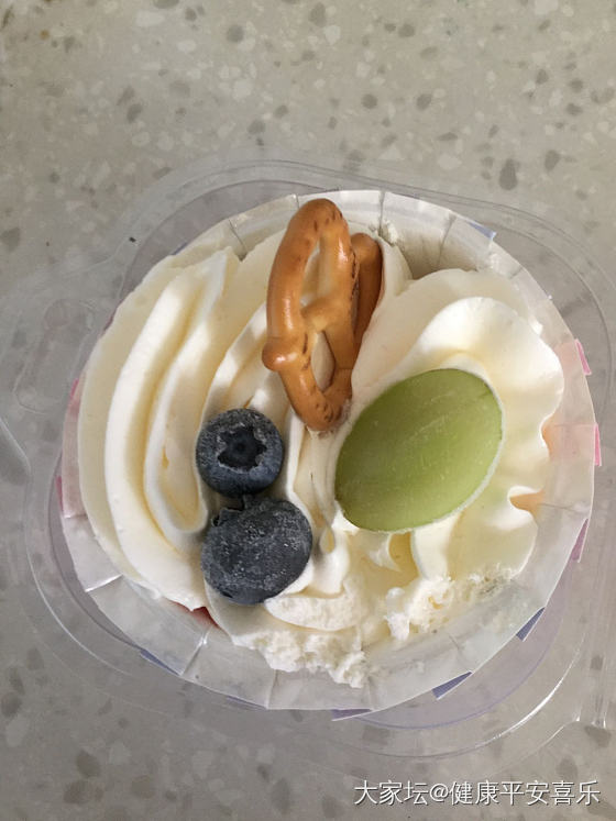 这你受得了吗，把自己宠成宝宝，吃了个小蛋糕和榴莲，蛋糕榴莲精神面貌如图满足哈哈_美食