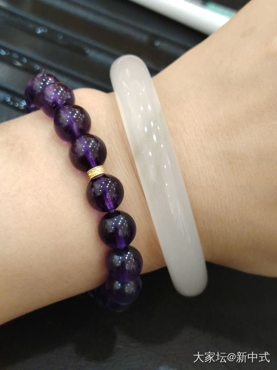 这两年的翡翠真是叫人望而却步，天山翠配中式的衣服带着玩吧，不喜欢了可以随时换_玉石
