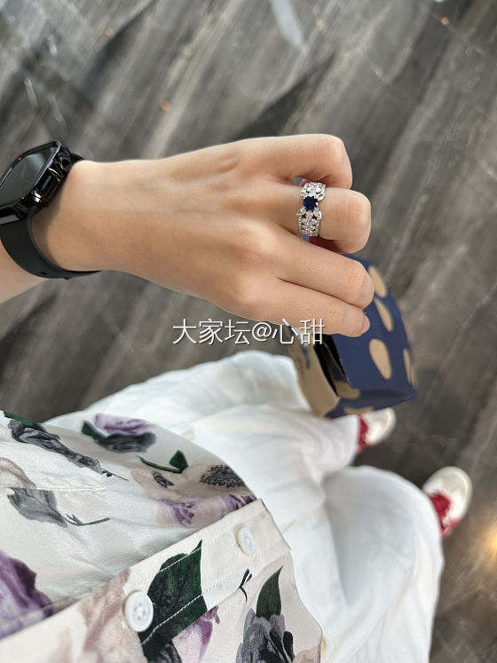 挑战珠宝首饰不重样第57天 没有光的时候，我的蓝宝石好黑喔_戒指蓝宝石