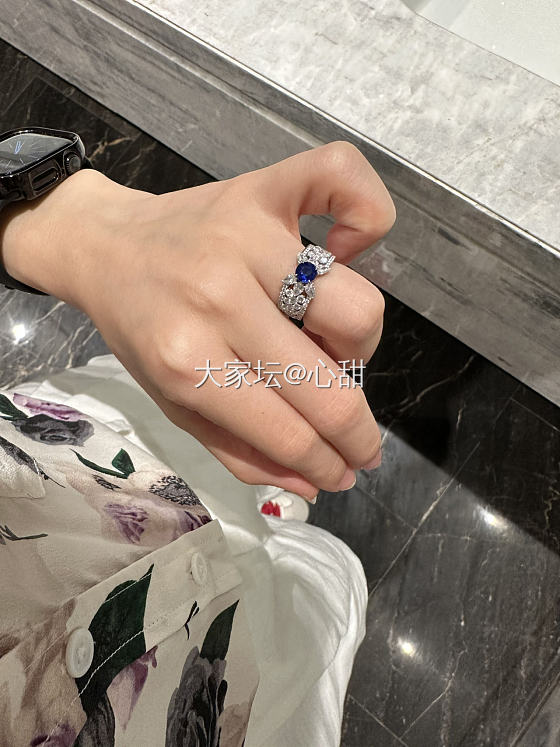 挑战珠宝首饰不重样第57天 没有光的时候，我的蓝宝石好黑喔_戒指蓝宝石