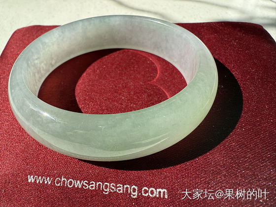 请翠友们帮忙看看两个镯子_翡翠