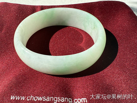 请翠友们帮忙看看两个镯子_翡翠