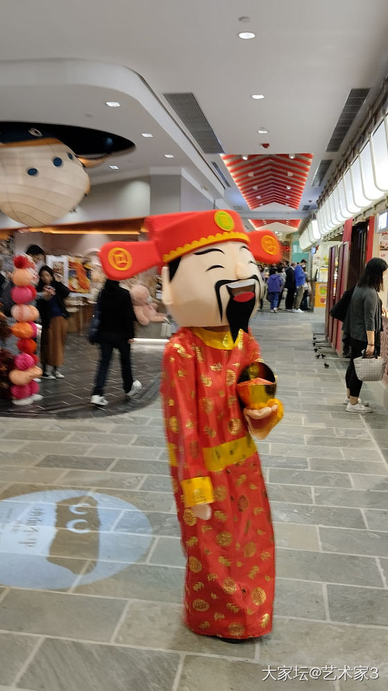 请教大！黃色釉瓷器，镜下無气泡，釉色黄中似帶白的混濁釉，是甚麼年代黄釉？请指点！_瓷器