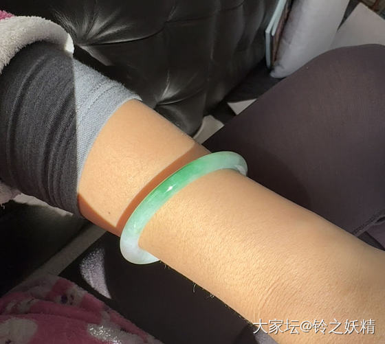 坐在地毯上晒太阳_手镯翡翠