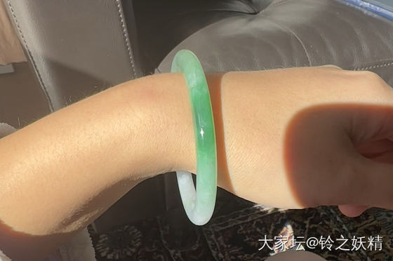 坐在地毯上晒太阳_手镯翡翠