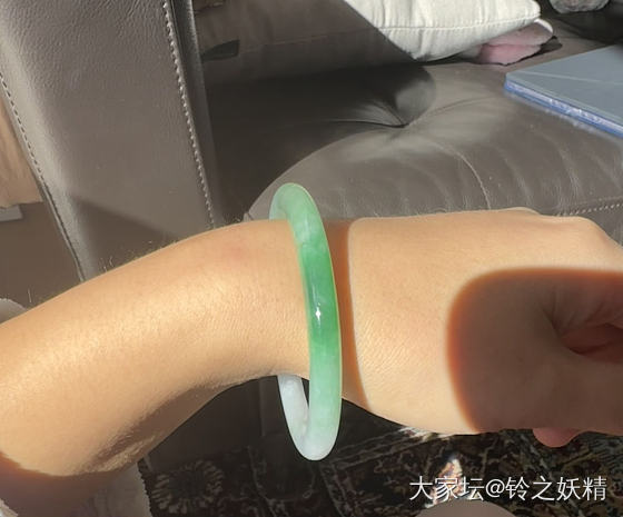 坐在地毯上晒太阳_手镯翡翠