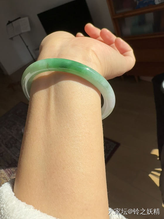 坐在地毯上晒太阳_手镯翡翠