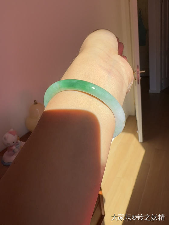 坐在地毯上晒太阳_手镯翡翠