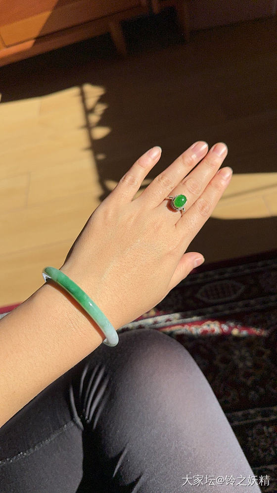 坐在地毯上晒太阳_手镯翡翠