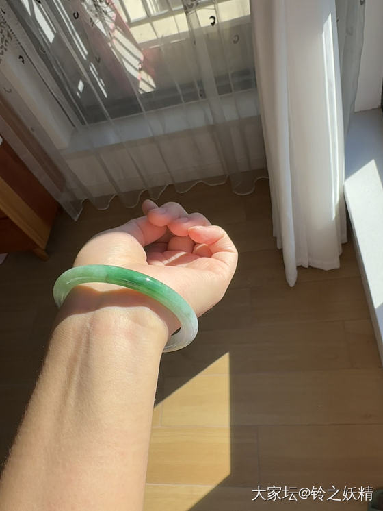 坐在地毯上晒太阳_手镯翡翠