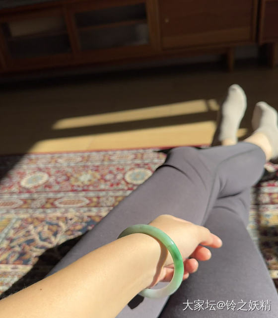 坐在地毯上晒太阳_手镯翡翠