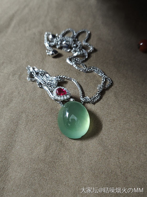 枕头底下有什么？_翡翠