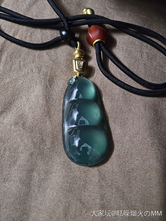 枕头底下有什么？_翡翠