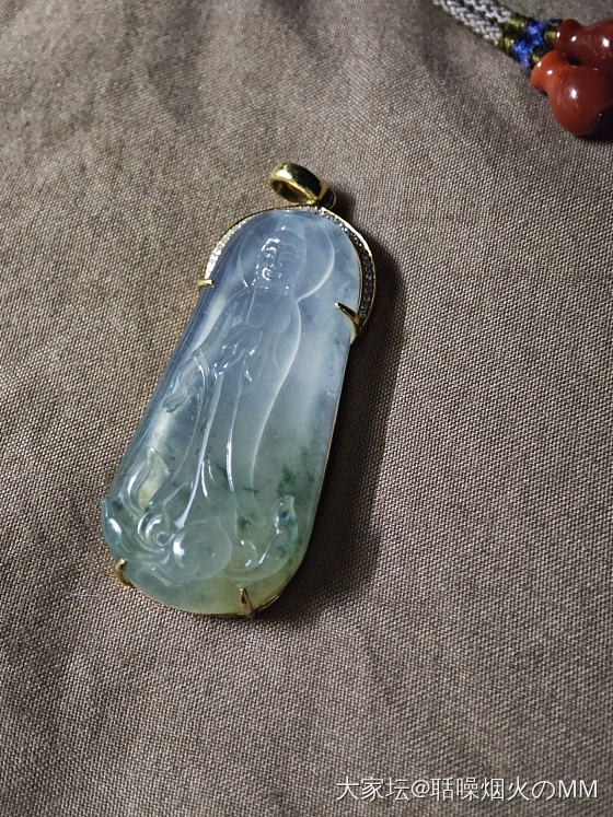 枕头底下有什么？_翡翠