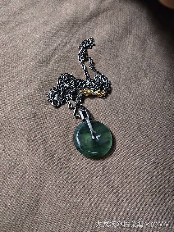 枕头底下有什么？_翡翠