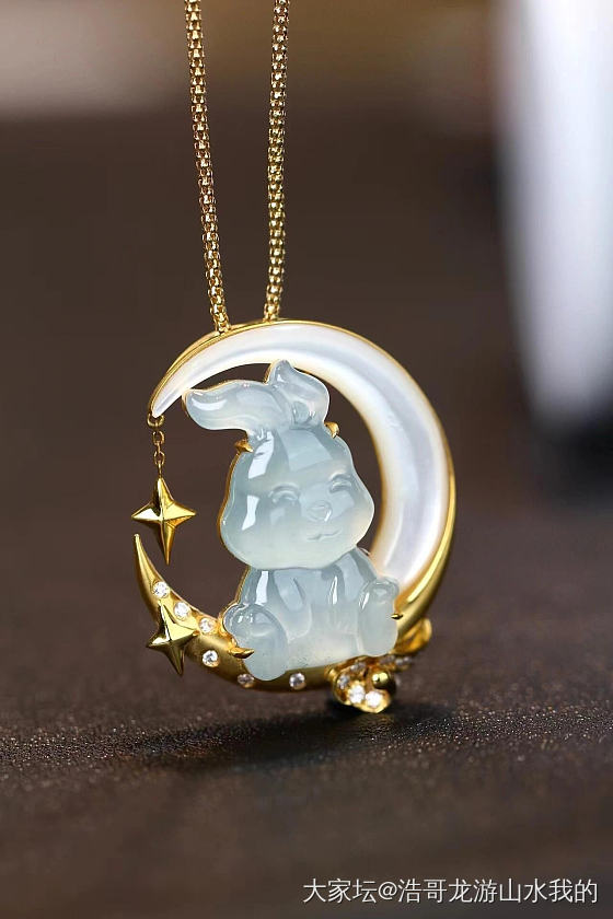 刷到个翡翠18K金钻石白贝母的月兔吊坠_翡翠