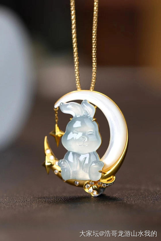 刷到个翡翠18K金钻石白贝母的月兔吊坠_翡翠