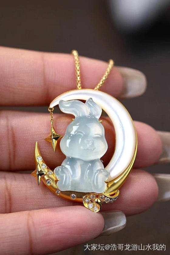 刷到个翡翠18K金钻石白贝母的月兔吊坠_翡翠