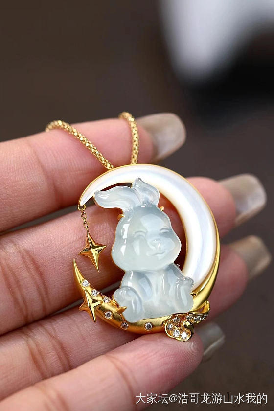 刷到个翡翠18K金钻石白贝母的月兔吊坠_翡翠