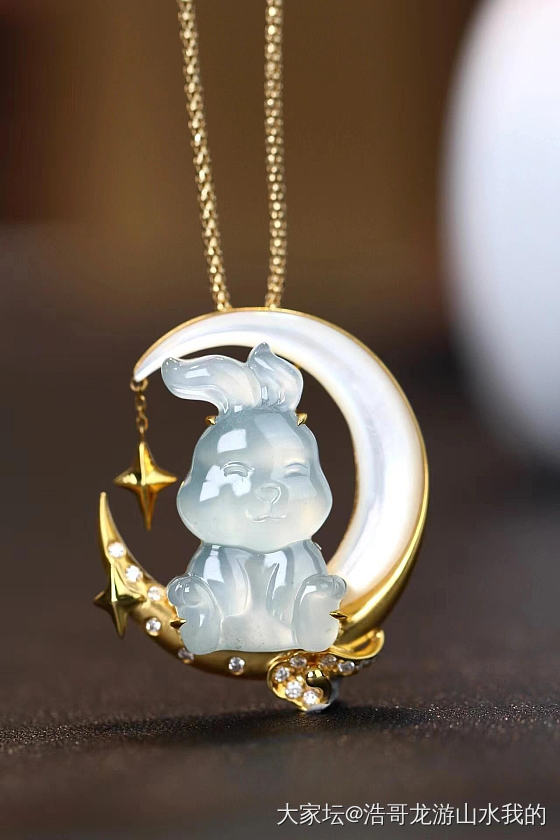 刷到个翡翠18K金钻石白贝母的月兔吊坠_翡翠