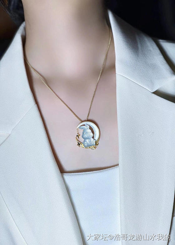 刷到个翡翠18K金钻石白贝母的月兔吊坠_翡翠