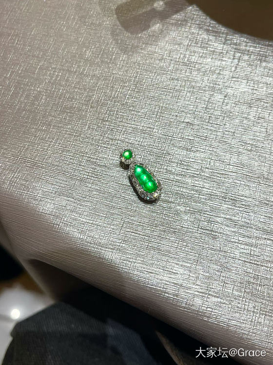 这个小吊坠能看到什么价格？_翡翠