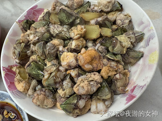 为什么大盘都降了周大福也不降！_金